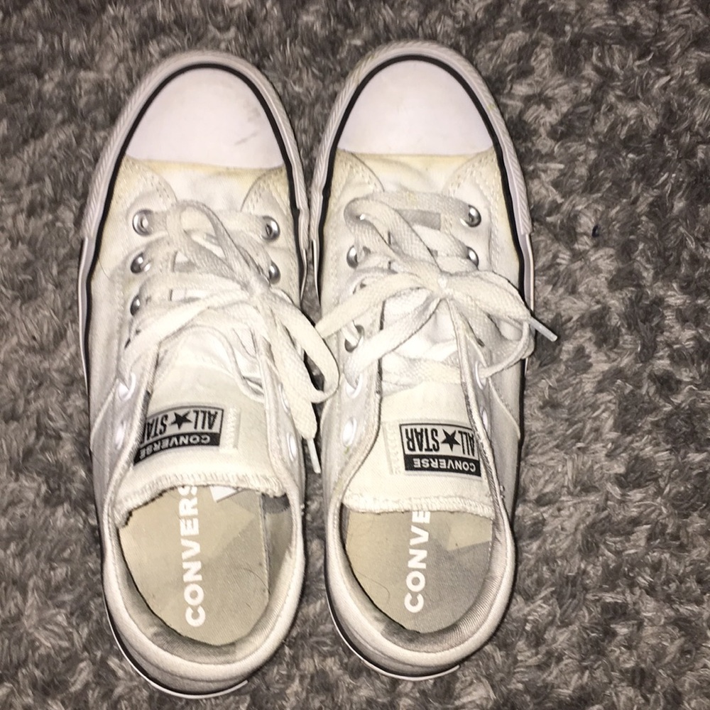White size 8 converse!! In fair condition! trendy!